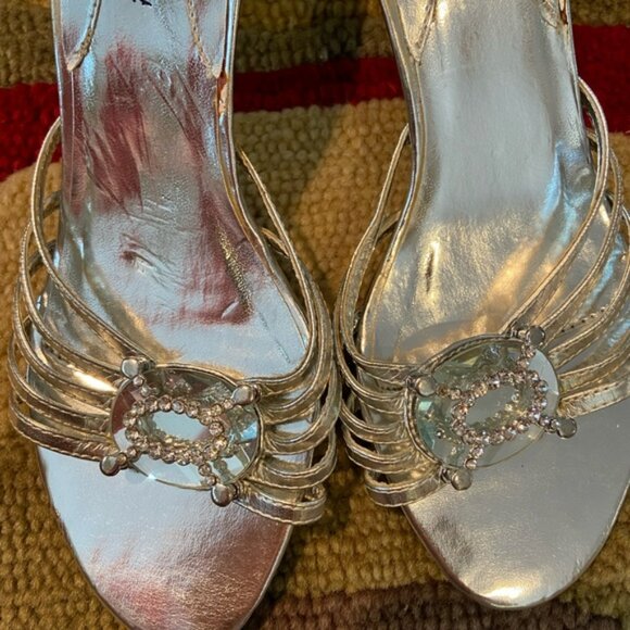 First Sight Silver Rhinestone Dressy Fancy Formal Low Heels Sandals Size 6.5 - Picture 9 of 9